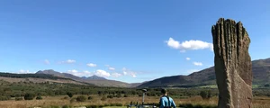 Un cercetător folosește echipament pentru a detecta anomalii sub turbă la Machrie Moor (© Historic Environment Scotland)