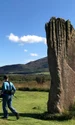 Un cercetător folosește echipament pentru a detecta anomalii sub turbă la Machrie Moor (© Historic Environment Scotland)