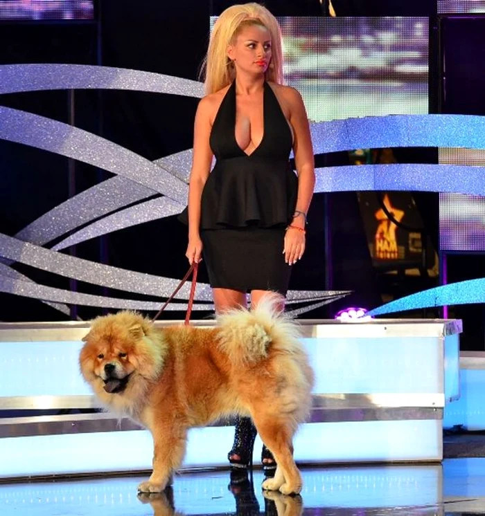 Blonda a venit cu căţelul ei pe scena emisiunii