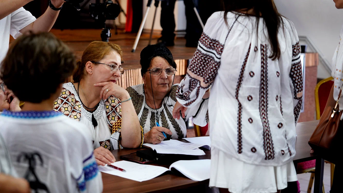 Olga Filip (dreapta) le încurajează pe femeile din Cezieni să nu renunțe la cusut FOTO: Ionelia Nucă