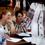 olga filip (dreapta) la sarbatoarea iilor 2026   foto ionelia nuca  JPG