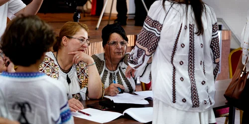 olga filip (dreapta) la sarbatoarea iilor 2026   foto ionelia nuca  JPG