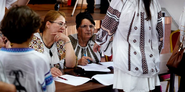 olga filip (dreapta) la sarbatoarea iilor 2026   foto ionelia nuca  JPG