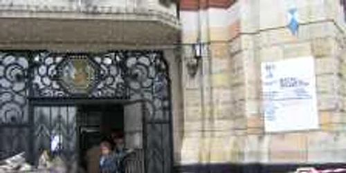 Refacerea intrărilor în clădire costa 130.000 de euro