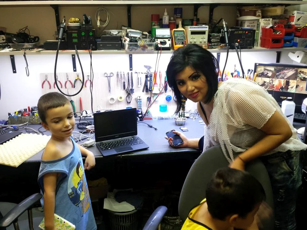 
    Băieţii Adrianei Bahmuţeanu sunt interesaţi de ITfoto: arhiva personală  