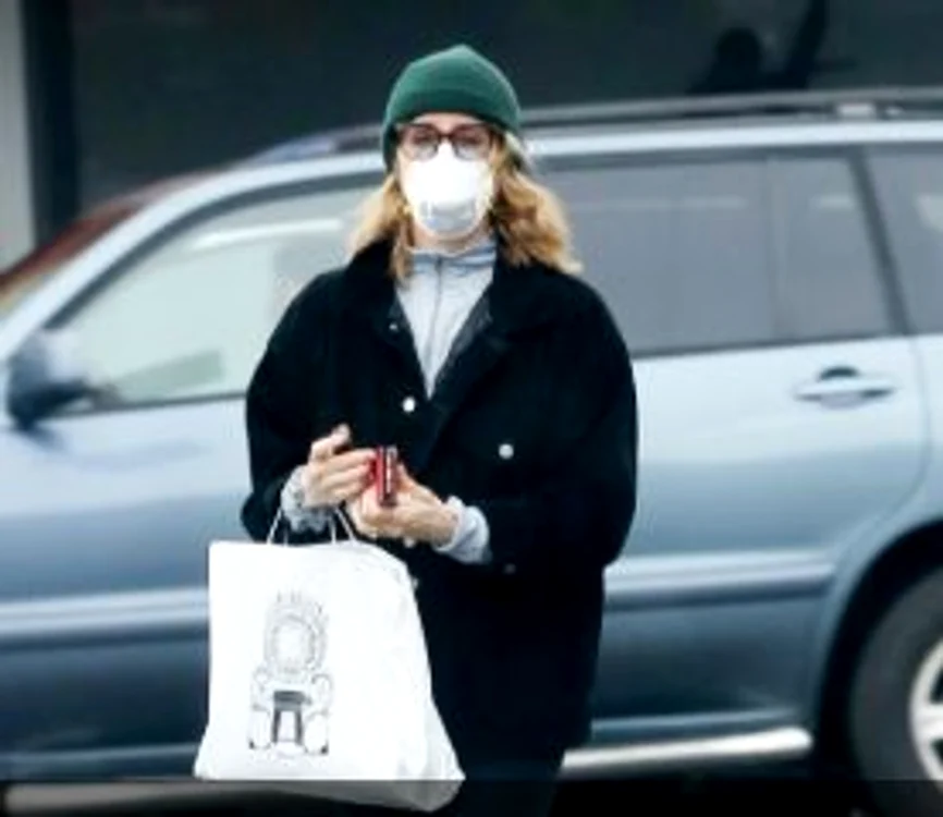 
    Felicity Huffman, una dintre vedetrele care au luat în serios avertizările cu privire la Covid-19foto: Profimedia  