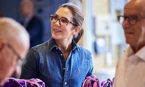 Printesa Mary a Danemarcei in camasa denim de la Ralph Lauren   Casa Regala daneza (6) jpg