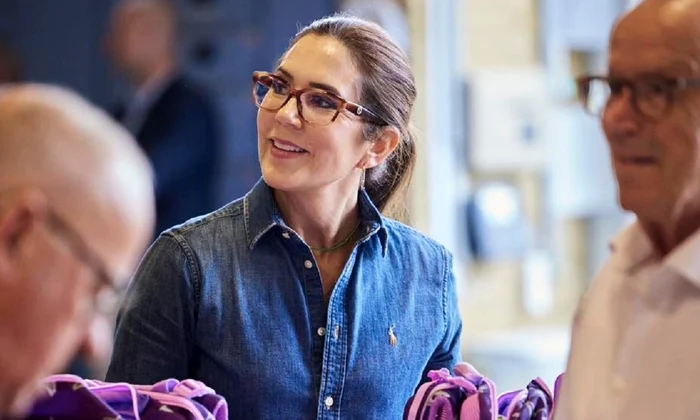Printesa Mary a Danemarcei in camasa denim de la Ralph Lauren   Casa Regala daneza (6) jpg