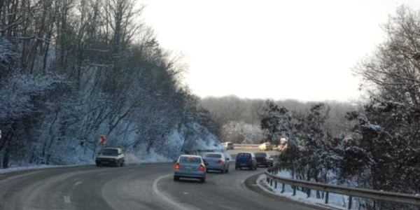 Maşinile merg bară la bară ( foto: arhivă)