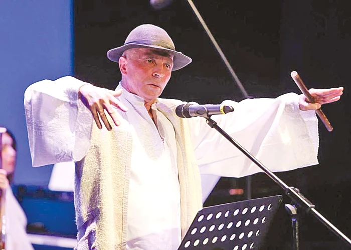 
    Extrem de îngândurat și trist, celebrul artist a mers agale pe străzile bucureștene cu lucrările studenților săi la pieptFoto: Mihai Ionescu  