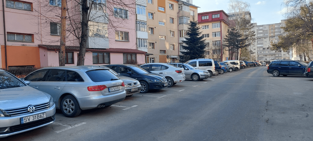 Scandaluri și bătăi pe un loc de parcare în municipiul Suceava. Un caz a fost clasat ca tentativă de omor FOTO 