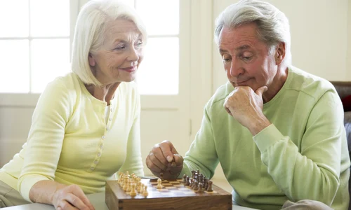 1 cuplu batrani sah fotolia 8204618 subscription l jpg jpeg