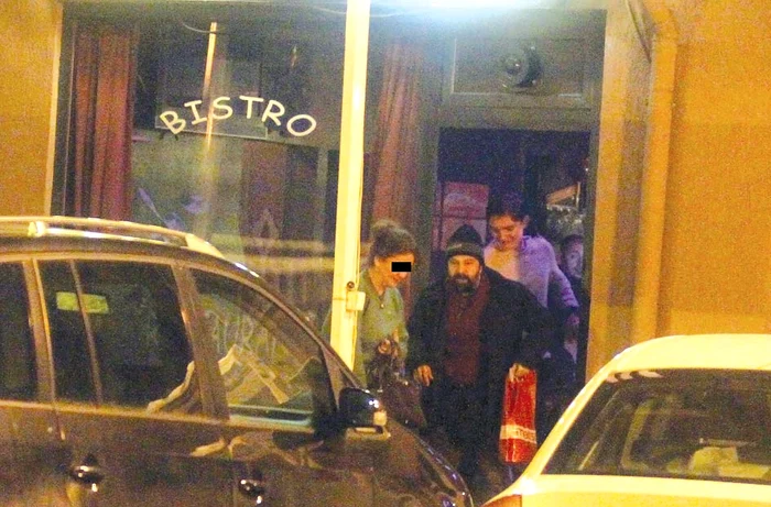 Ioan Gyuri Pascu, admiratoarea lui şi fiul acesteia ies din club şi se îndreaptă spre maşină
