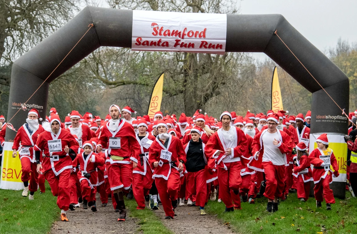 Stamford Santa Fun Run strânge bani pentru cauze nobile (Foto: FACEBOOK)
