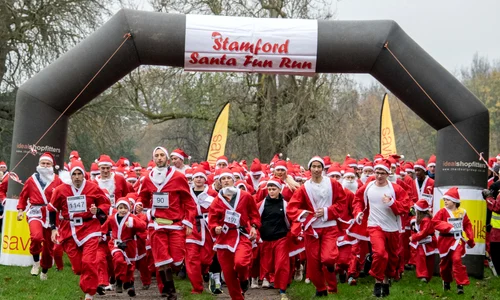 Stamford Santa Fun Run strânge bani pentru cauze nobile jpg