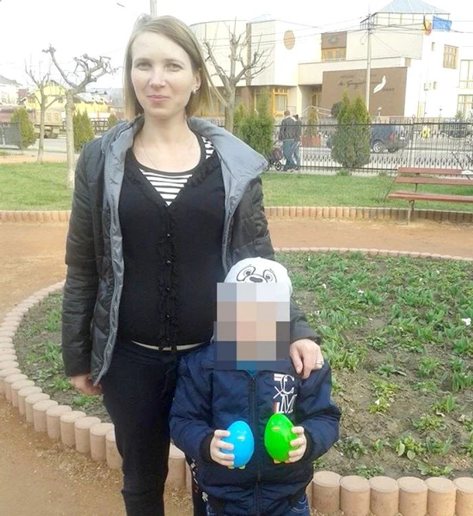 Elena Smocot, alături de băiețelul ei de 4 ani, care și-a serbat ziua de naștere chiar în ziua înmormântării frățiorului său