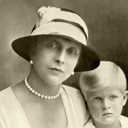 Prinţesa Alice de Battenberg cu fiul ei Prinţul Filip duce de Edinburg FOTO Profimedia