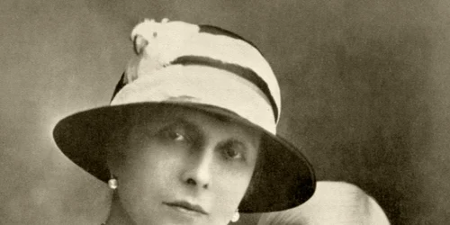 Prinţesa Alice de Battenberg cu fiul ei Prinţul Filip duce de Edinburg FOTO Profimedia