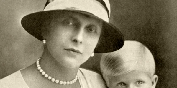 Prinţesa Alice de Battenberg cu fiul ei Prinţul Filip duce de Edinburg FOTO Profimedia