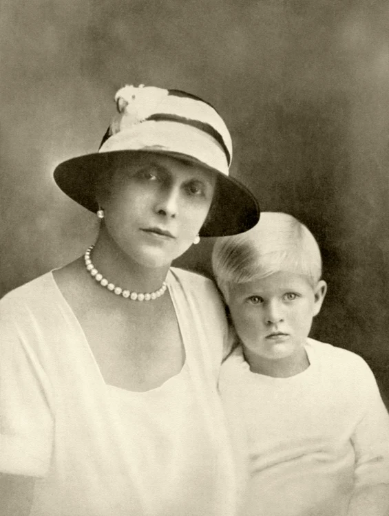 Prinţesa Alice de Battenberg cu fiul ei Prinţul Filip duce de Edinburg FOTO Profimedia
