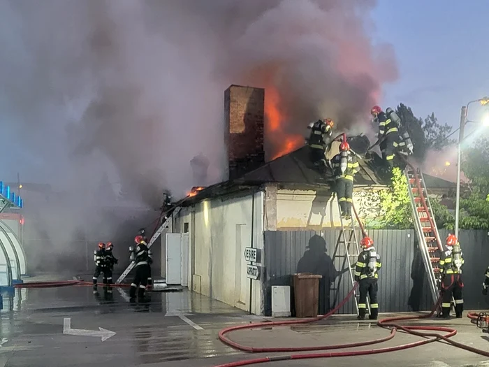 Casă din Sectorul 5, cuprinsă de un incendiu puternic. Două persoane au ajuns la spital cu arsuri