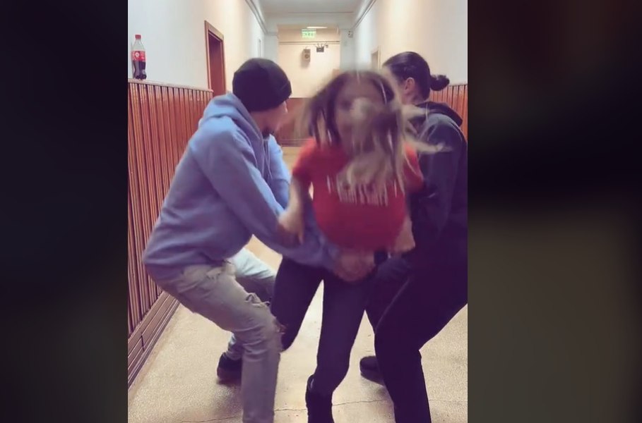 Cum se joacă partea întunecată a internetului cu mintea adolescenților. Adolescenții ascultă mai mult de influenceri de pe Tik-Tok și își pun viața în pericol cu provocări stupide