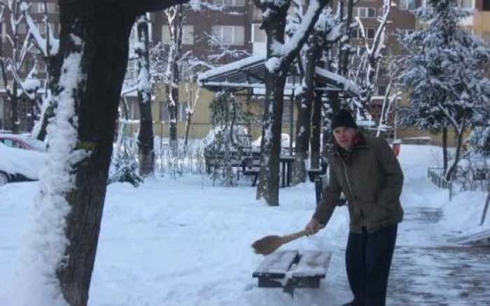 Cei mai gospodari au curaţat de zăpadă şi băncile din faţa blocului