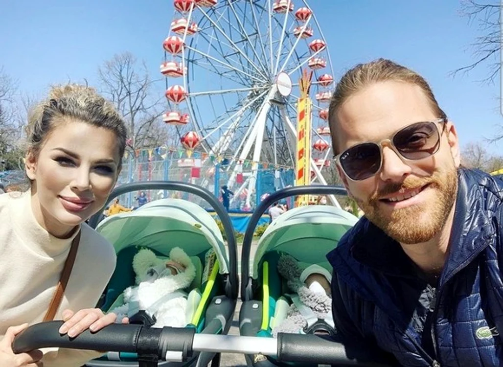 
    Ilan și Alina Laufer, prima poză cu gemenii, la plimbarefoto: Instagram  