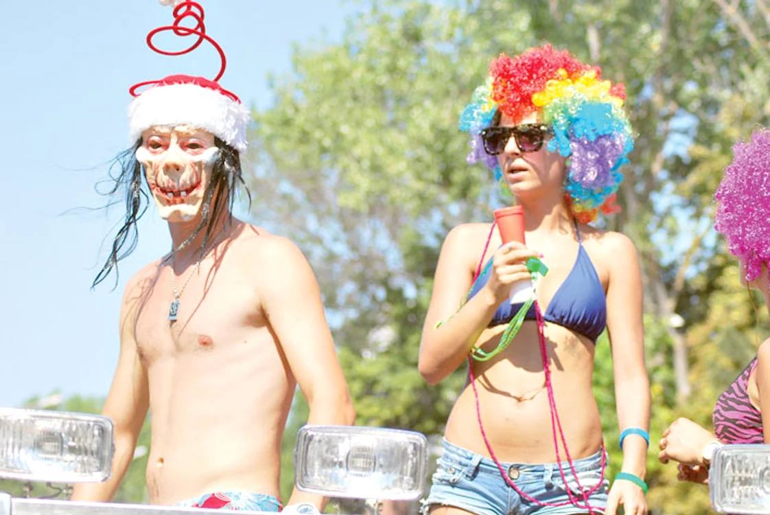 Aşa cum este tradiţia acestui  festival, participanţii au purtat  măşti şi haine colorate