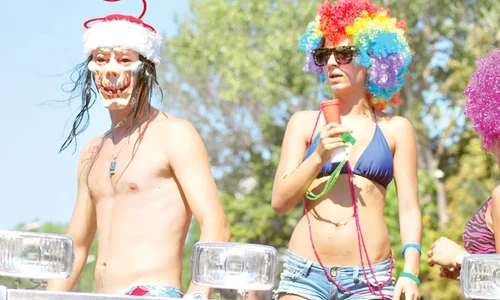 Aşa cum este tradiţia acestui  festival, participanţii au purtat  măşti şi haine colorate jpeg