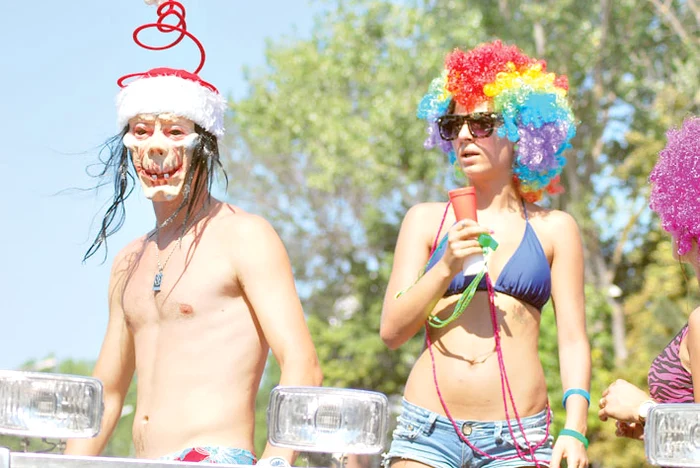 Aşa cum este tradiţia acestui festival, participanţii au purtat măşti şi haine colorate