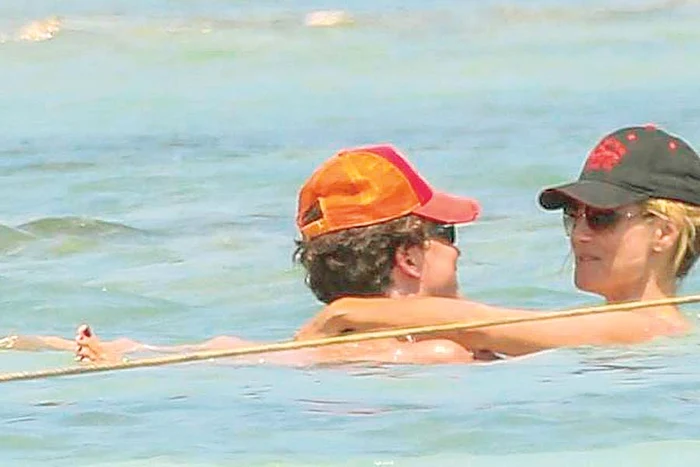 
    Heidi şi iubiţelul  s-au giugiulit ca doi  porumbei în apă  