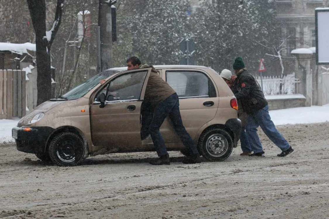 Maşina împinsă pe strada. Foto arhivă