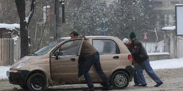 Maşina împinsă pe strada. Foto arhivă
