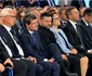 A ridicat, rând, pe rând, câte un picior, pentru a-și așeza șosetele