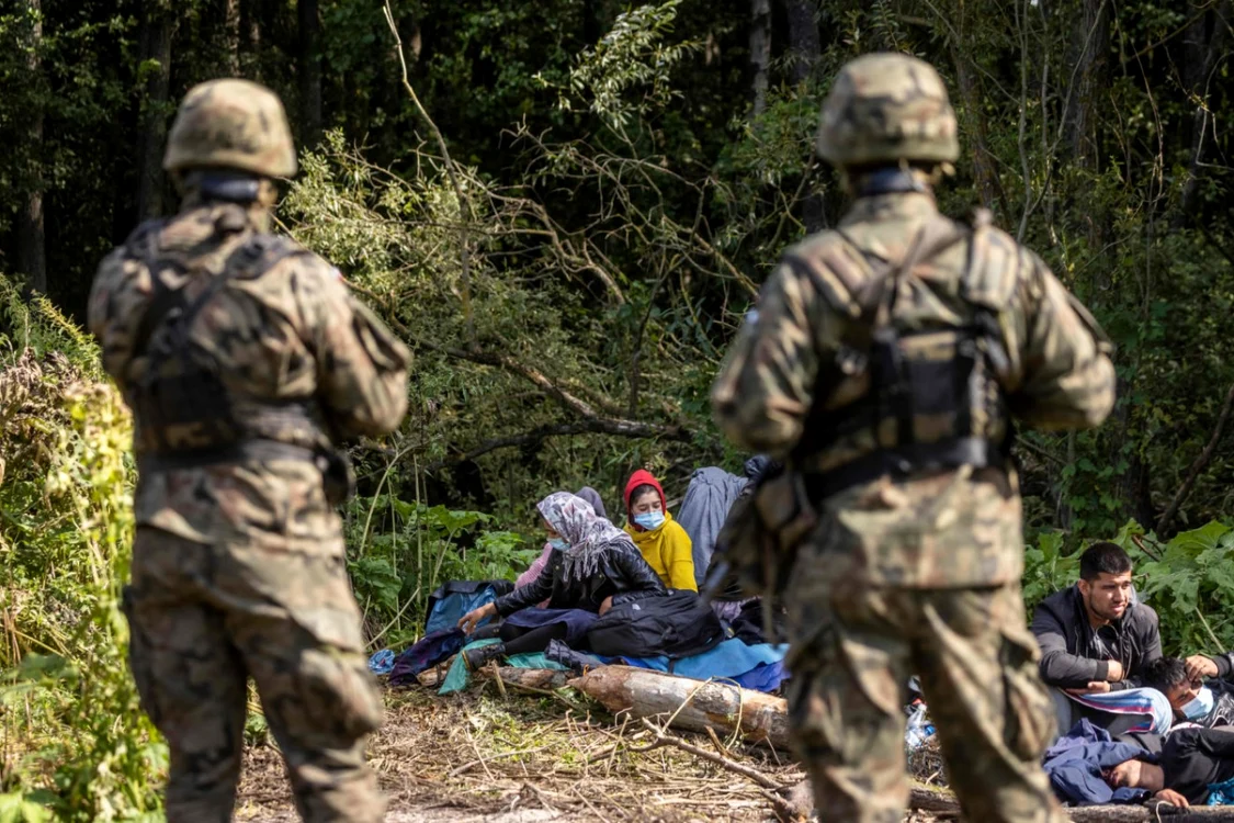 Migranţi aduşi de regimul Lukaşenko la graniţa dintre Belarus şi Polonia FOTO EPA-EFE