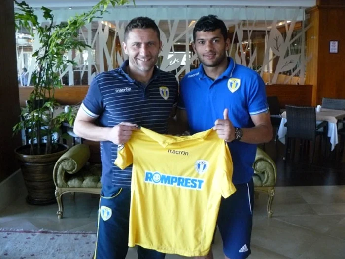 Directorul sportiv al ploieştenilor, Cristi Vlad (stânga), alături de Elhad Nazri FOTO fcpetrolul.ro