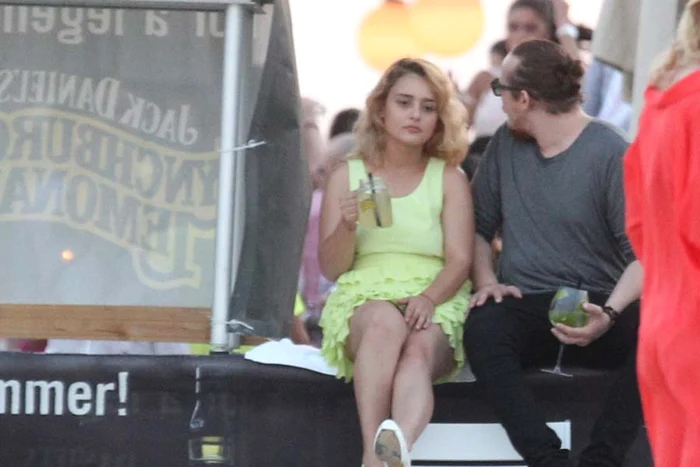 What’s Up: Artistul şi iubita lui s-au răcorit cu limonadă