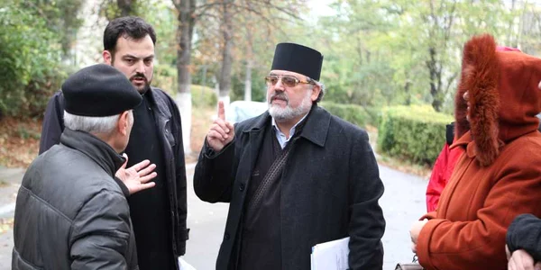 Preotul Pricop îi acuză pe enoriaşi că sunt atei
