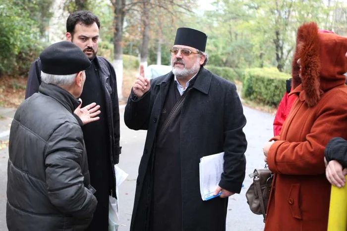 Preotul Pricop îi acuză pe enoriaşi că sunt atei