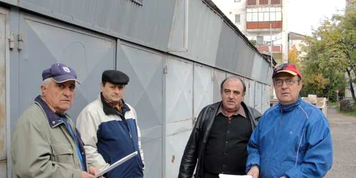 Unii locatari susţin că sunt proprietari de drept ai garajelor