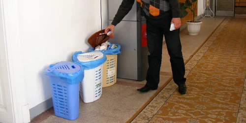 Angajaţii Instituţiei Prefectului adună deşeurile în mod selectiv