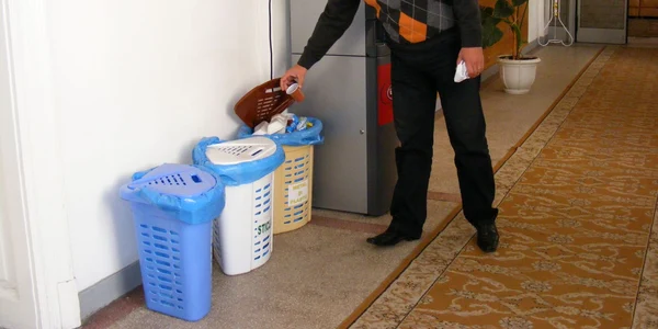 Angajaţii Instituţiei Prefectului adună deşeurile în mod selectiv