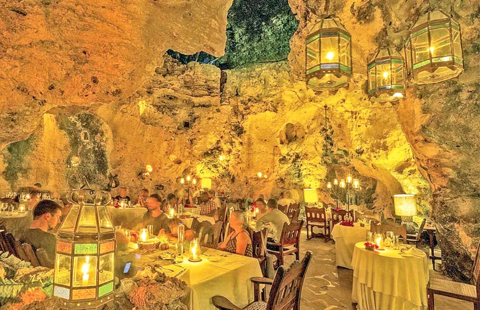 Kenya. Restaurantul din grota Ali Barbour, veche de 180.000 de ani, oferă o experienţă oricui