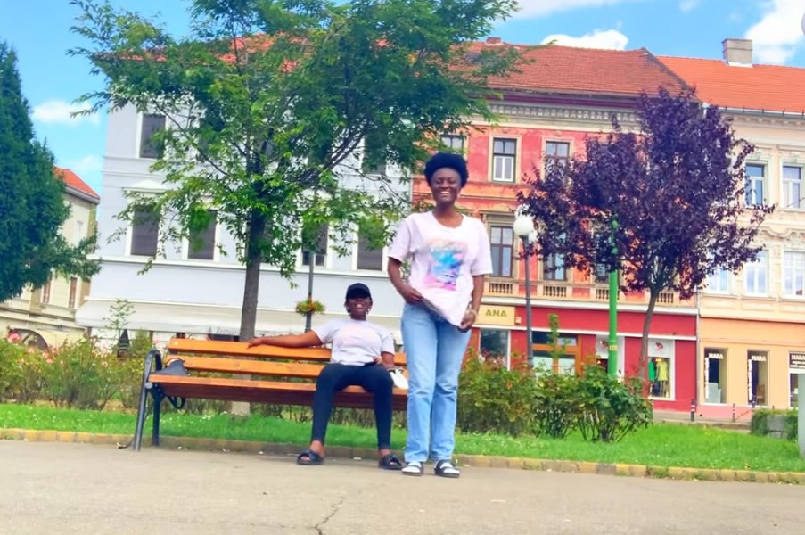 Vloggeriță din Ghana, despre „cel mai frumos oraș al României“. Christabel vorbește românește, cântă și dansează pe stradă VIDEO 