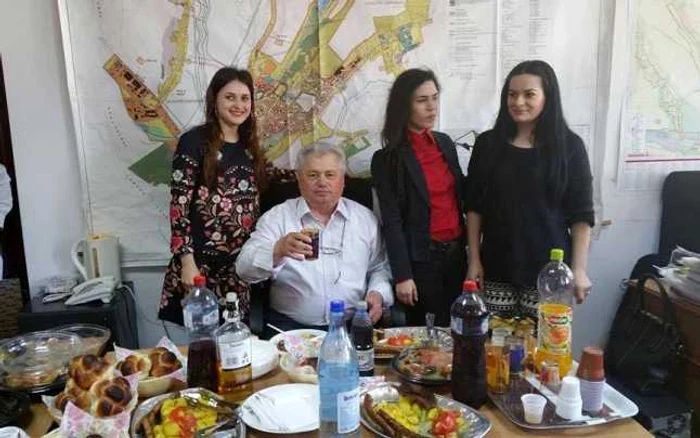 Eugen Tăbăcaru a postat pe Facebook fotografii de la petrecerea organizata în biroul Primăriei FOTO Facebook