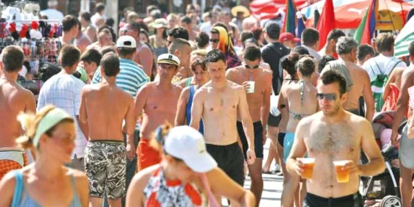 Românii care îşi fac concediul pe litoralul nostru cheltuiesc mult pe cazare şi puţin pe mâncare