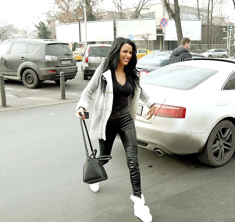 Bruneta s-a îmbrăcat cu pantaloni din latex şi cizme cu blăniţă