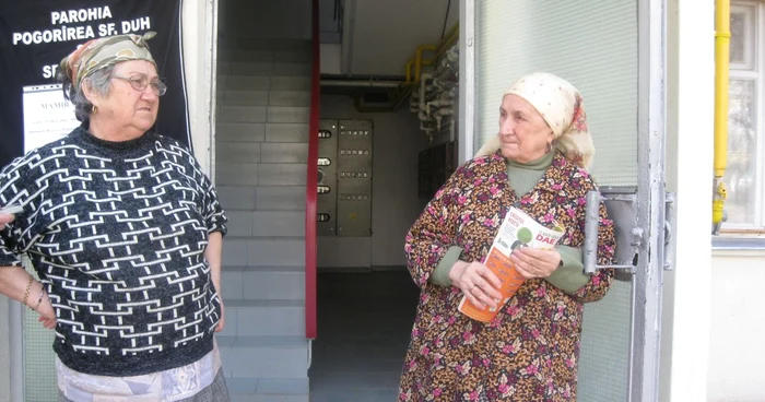 Vasilica Cristian (foto stânga) se plânge că i-au apărut crăpături în casă după reabilitarea blocului Foto: Vali Trufaşu