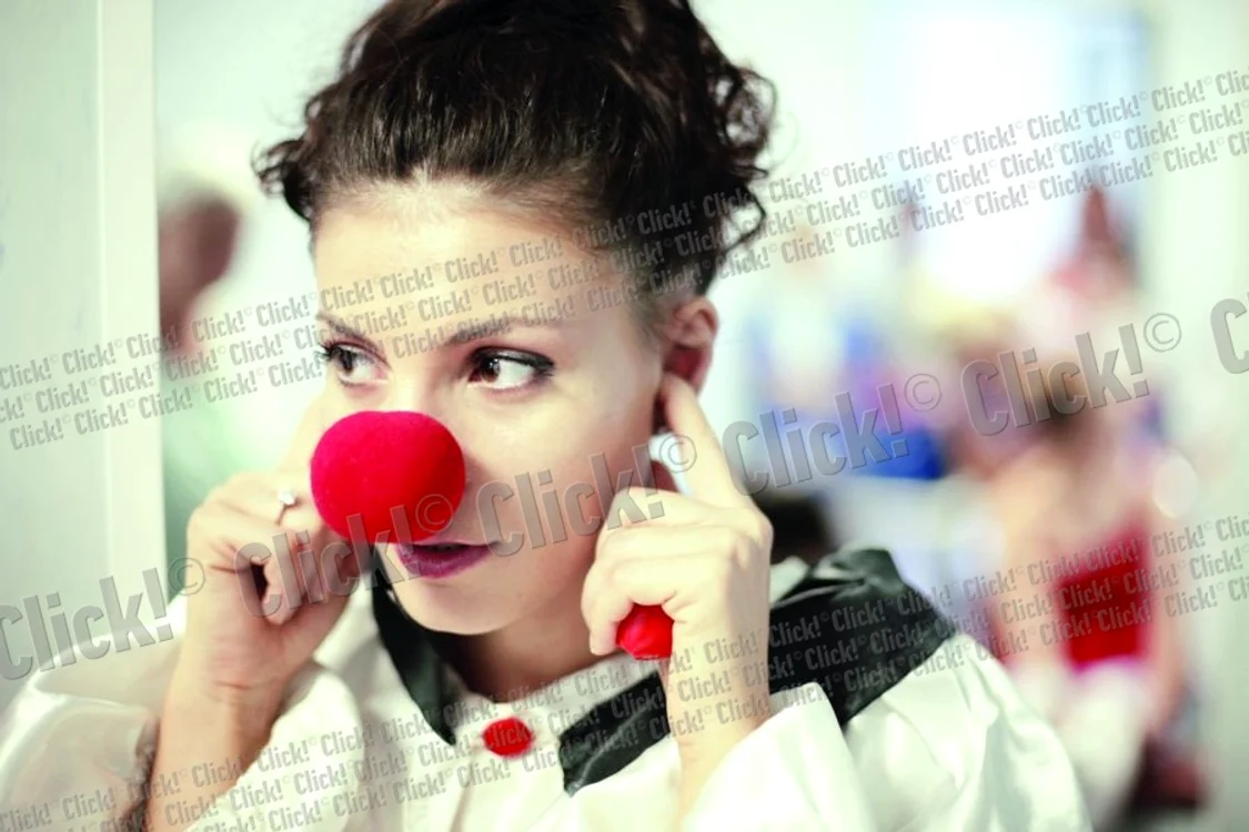 Vedeta e implicată într-un  proiect umanitar. Merge  prin spitalele pentru copii şi  joacă roluri amuzante